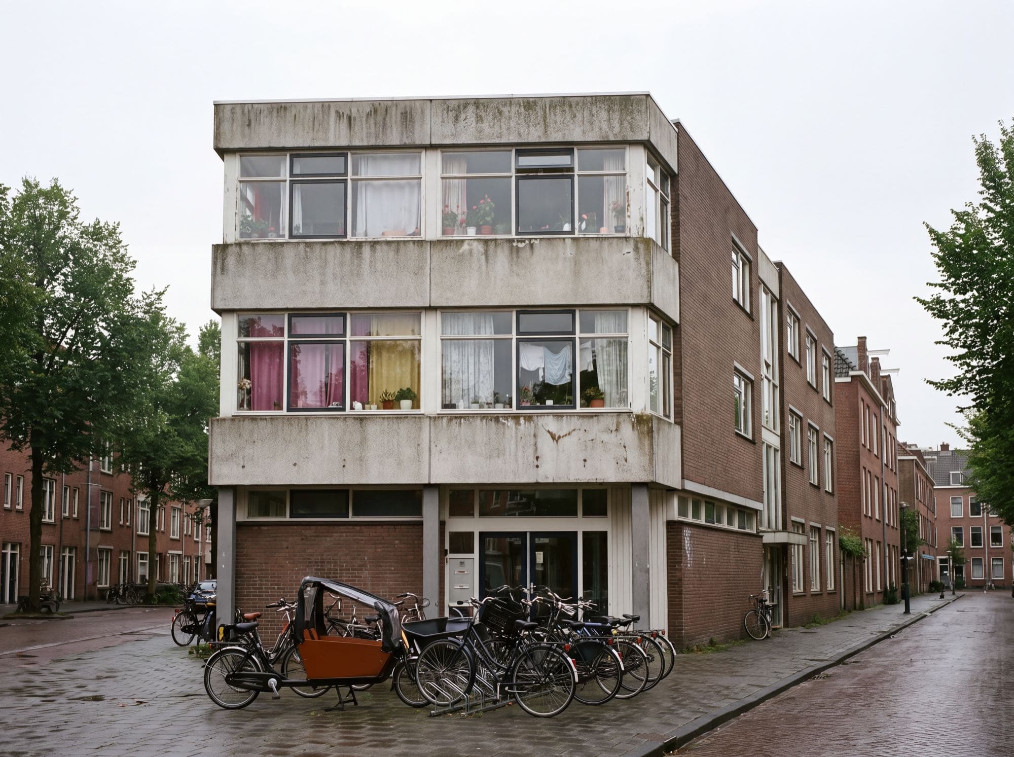 Leegstaand kantoorpand dat tijdelijk bewoond wordt