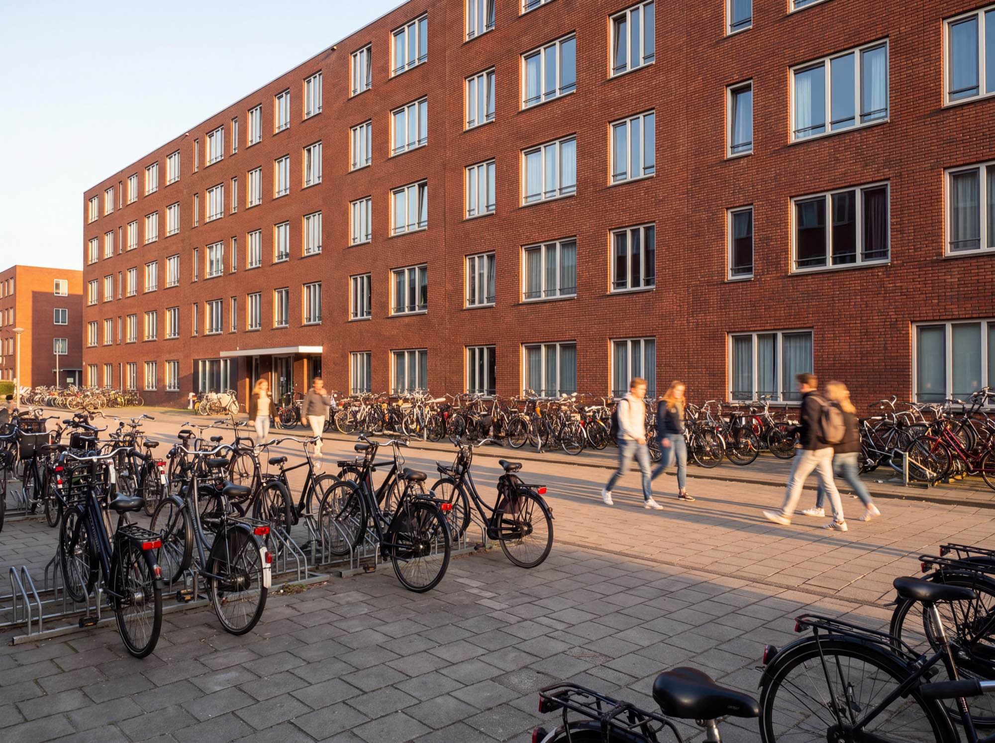 Studentenhuis met fietsen in de rekken voor de deur